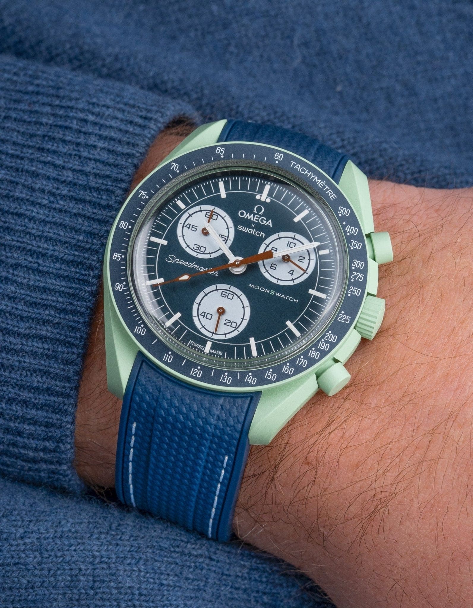 Cinturino in gomma Vertech curvo – Cuciture blu e bianche